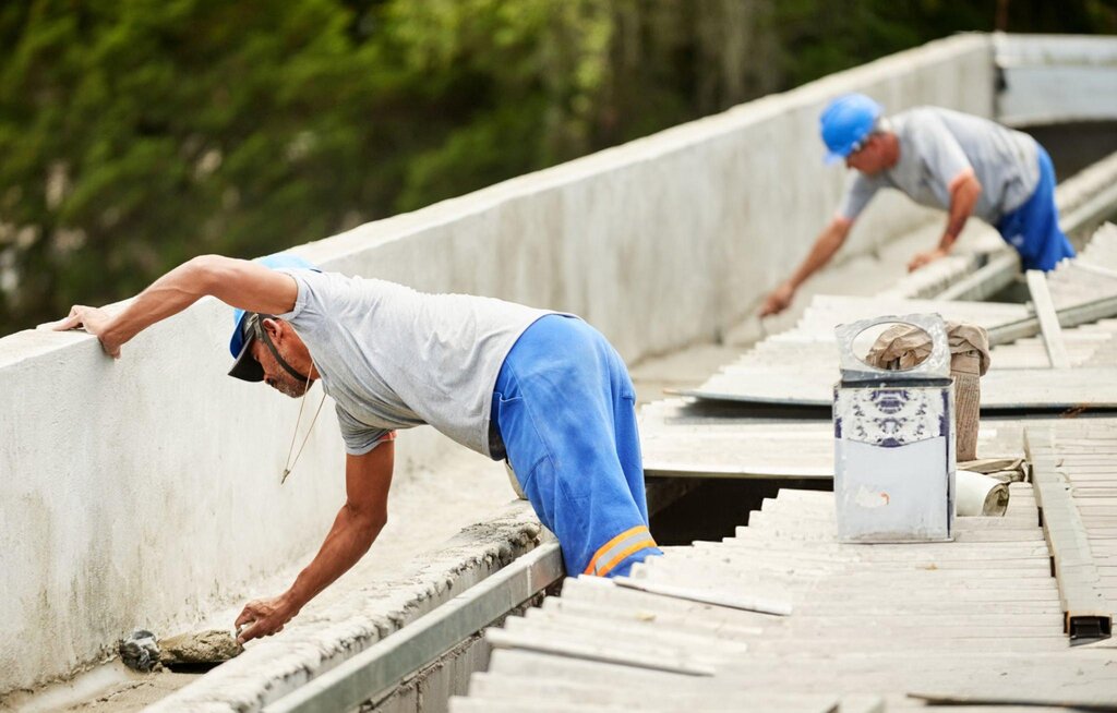 workers_fixing_commercial_roof